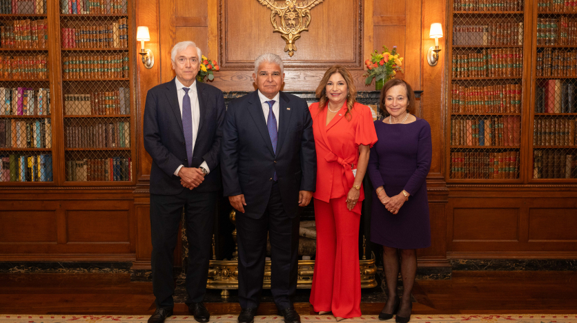 AS/COA Chairman Andrés Gluski, President of Panama José Raúl Mulino, First Lady of Panama Maricel Cohen de Mulino, and AS/COA President and CEO Susan Segal. (Alexis Silver/Roey Yohai Photography)