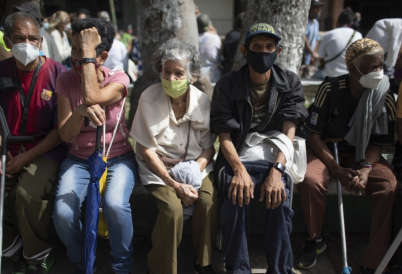 Venezuelans waiting for a vaccine. (AP)