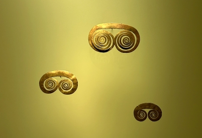 Camilo Godoy, Photograph of Pectorales en espirales divergentes, Museo del Oro, Bogotá, Colombia, 2023.