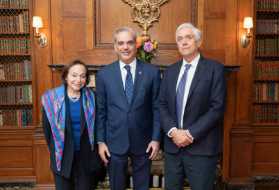 (L-R): AS/COA’s Susan Segal, President Luis Abinader, AS/COA Chair Andrés Gluski
