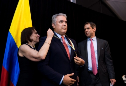 Susan Segal otorga la Insignia de Oro al Presidente Iván Duque. (Foto: Paula Abreu Pita/Roey Yohai Studios)