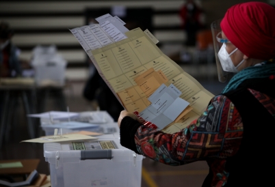 A Chilean voter