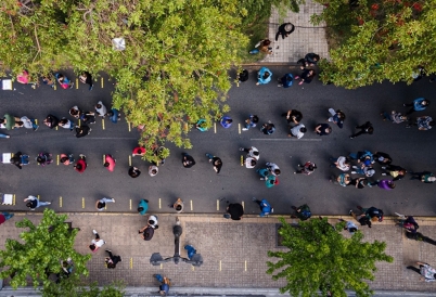 Chilenos esperando en fila para votar. (AP)