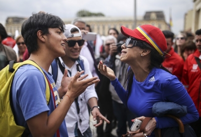 A Colombian peace deal supporter and opponent argue.