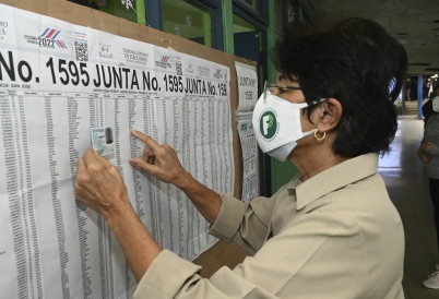 A voter checks her name on the voter rolls in San José. (AP)