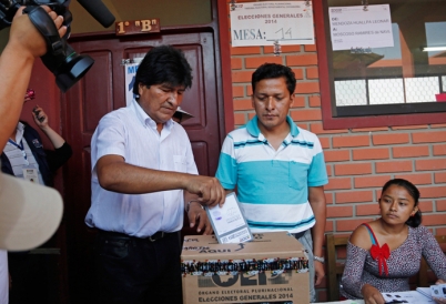 Evo Morales casts a ballot in 2014