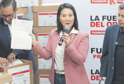 Keiko Fujimori holding a paper at a press conference