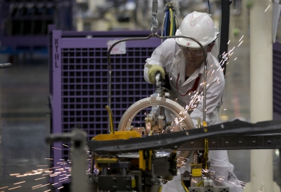 Un trabajador automotriz en México. (AP)