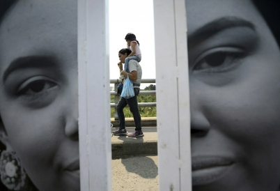 A Venezuelan woman returns home after buying groceries in Cúcuta