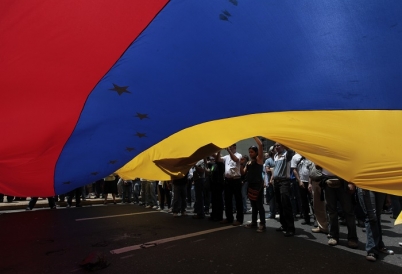 Venezuelans with flag