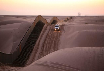 The floating fence in the Algodones Dunes. (Image: US Border Patrol)