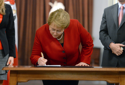 Michelle Bachelet signing law