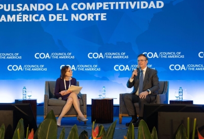 Susan Segal y Marcelo Ebrard on stage