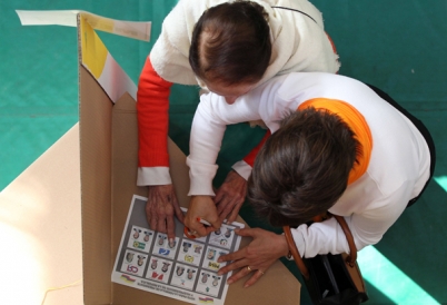 Colombian voters casting a ballot