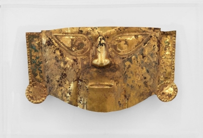 Artista Lambayeque desconocido, costa norte del Perú, Máscara de oro, 900–1100 CE. Colección privada