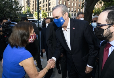 AS/COA's Susan Segal, left, greets Dominican President Luis Abinader. (Paula Abreu Pita / Roey Yohai Studios)