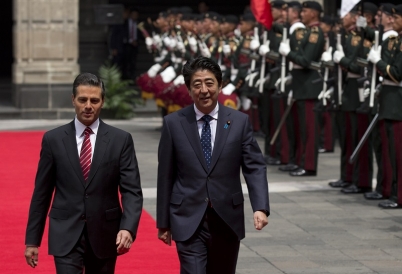 Japan's Prime Minister Shinzo Abe with Mexican President Enrique Peña Nieto