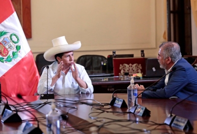 Peruvian President Pedro Castillo talks with journalist Nicolás Lucár of Exitosa. (Image via @PresidenciaPeru)