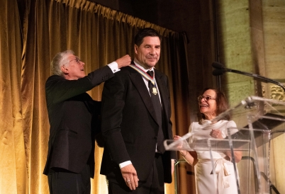 Andrés Gluski premiando a Marcelo Claure con la Medalla de Oro. (Imagen: Alexis Silver/Roey Yohai Studios)