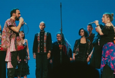 Coro Acardenchado artists singing at a stage
