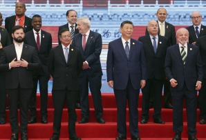 (L-R) Presidents Gabriel Boric (Chile), Gustavo Petro (Colombia), Xi Jinping (China), and Luiz Ignacio Lula da Silva (Brazil) stand on a raised stage with other CELAC leaders.