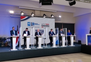 2022 Costa RIcan presidential candidates (L to R) Eli Feinzaig, José María Villalta, José María Figueres, Fabricio Alvarado, Rodrigo Chaves, and Lineth Saborío at a January 19 debate. (Image: @EliFeinzaig)