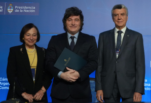 (L-R) AS/COA's Susan Segal, Argentine President Javier Milei, and CAC's Natalio Mario Grinman