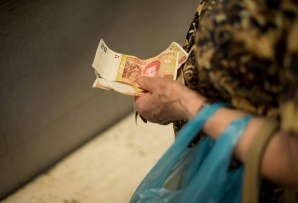 An Argentine woman holds pesos