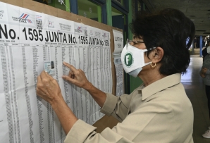 A voter checks her name on the voter rolls in San José. (AP)