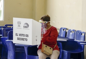 An Ecuadoran votes. (AP)