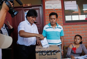 Evo Morales casts a ballot in 2014