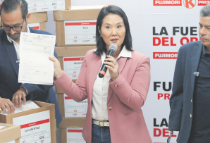 Keiko Fujimori holding a paper at a press conference