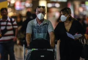 People wearing masks in São Paulo
