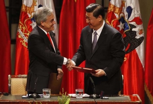 Sebastián Piñera and Xi Jinping. (AP)