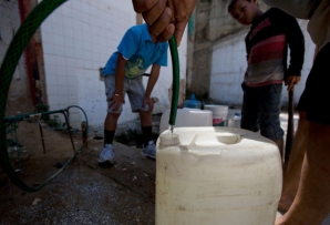 Venezuelans collecting potable water