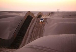 The floating fence in the Algodones Dunes. (Image: US Border Patrol)