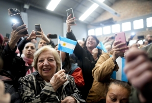 Argentines attend a campaign rally. (AP)