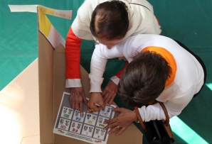 Colombian voters casting a ballot