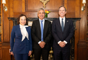 L-R: AS/COA's Susan Segal, Argentina's Minister of Economy Luis Caputo and Ambassador to the U.S. Alec Oxenford. (Photo: Alexis Silver/ Roey Yohai Studios)