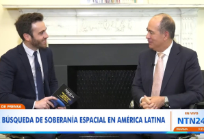 Roberto Macedonio y José Enrique Arrioja durante una entrevista