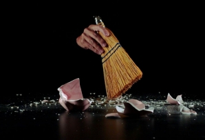 Manos invisibles (Invisible Hands), 2014. Video, color, sound, 8:56 minutes. Courtesy of the artists and Diablo Rosso, Panamá.