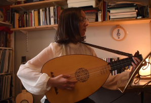 María Pilar Moreira plays the lute. 