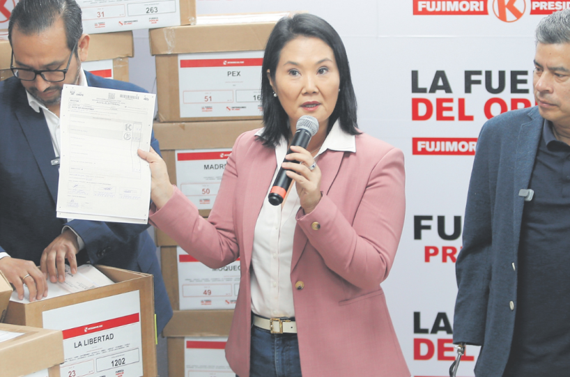 Keiko Fujimori holding a paper at a press conference