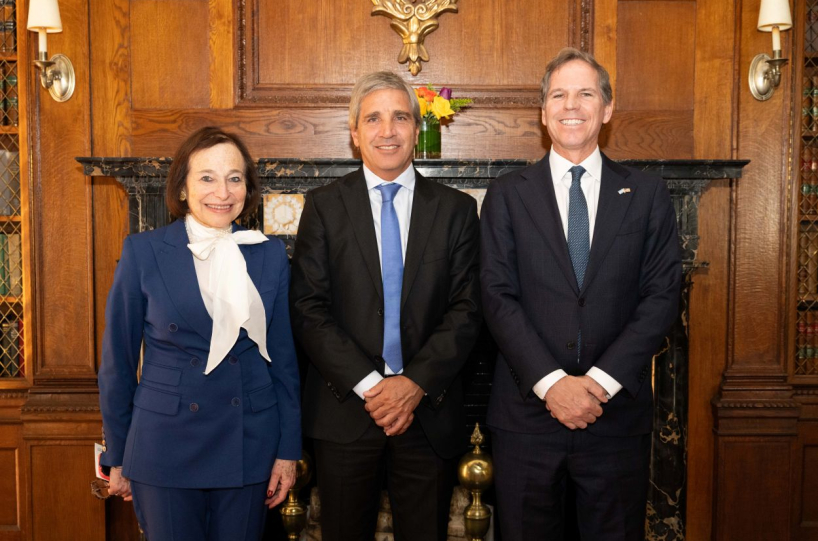 L-R: AS/COA's Susan Segal, Argentina's Minister of Economy Luis Caputo and Ambassador to the U.S. Alec Oxenford. (Photo: Alexis Silver/ Roey Yohai Studios)