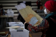 A Chilean voter