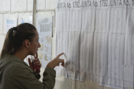 A Costa Rican looks up her voting table. (AP)