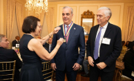 Insignia de oro Abinader