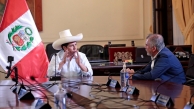 Peruvian President Pedro Castillo talks with journalist Nicolás Lucár of Exitosa. (Image via @PresidenciaPeru)