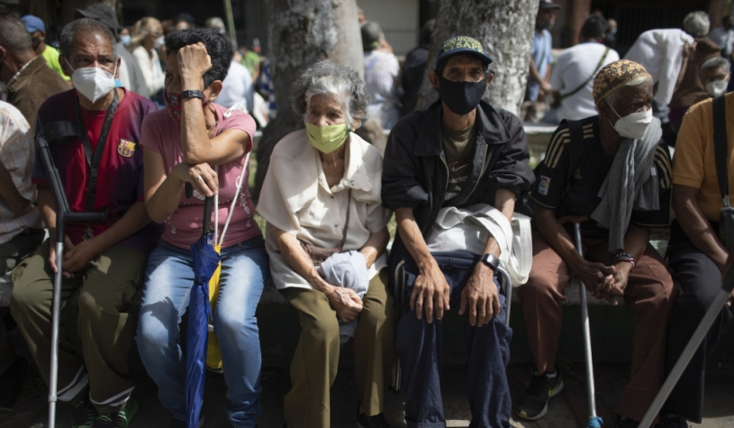 Venezuelans waiting for a vaccine. (AP)